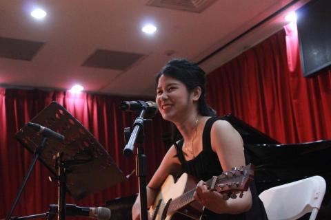 小魚骨音樂工作室/鋼琴/民謠吉他/琵琶教學 - 吉他演奏照片