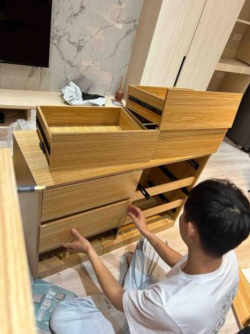 劉世智 - 組裝書桌