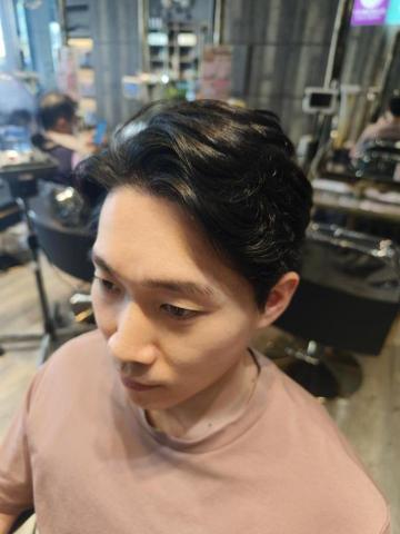 斯朵利崇學店6號設計師Amy（米兒） - 側背旁分，頂部燙捲，下層燙微壓貼，吹乾成型