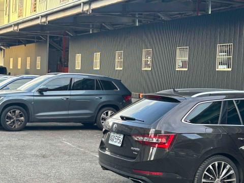 正發行 - 外牆蓋企口板