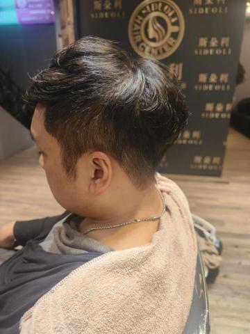 斯朵利崇學店6號設計師Amy（米兒） - 髮根蓬鬆，製造頭型，層次設計，遮蓋髮際線後移，吹乾成型