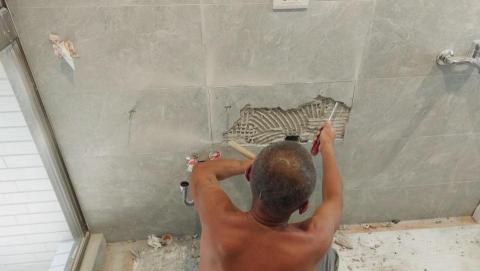 良晟小築 - 浴室磁磚單片彭貢剔除更換