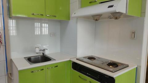 信隆玻璃烤漆 - 優白玻璃烤白，提升小廚房質感，減少傳統磁磚帶來的壓迫感