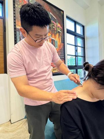 基礎運動及放鬆師 Jeff - 女性肩頸