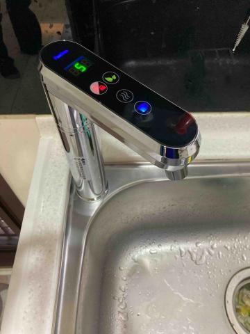 顏先生 - 觸碰式電控龍頭