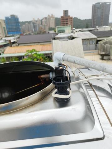 周昆興 - 水塔水位控制開關修繕（中）