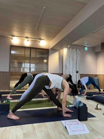 游雅鈞 - 金字塔式（Pyramid Pose），在瑜伽中是一個強化腿部、提升平衡感和拉伸腿後肌群的體式。它也有助於改善髖關節靈活性和脊椎的延展。