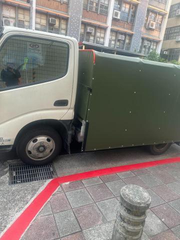 雙豪搬運 - 工作車輛
我們都是五噸車後面都可以升降
車輛及工具都有定期清潔
 雙豪搬運 - 工作車輛
我們都是五噸車後面都可以升降
車輛及工具都有定期清潔