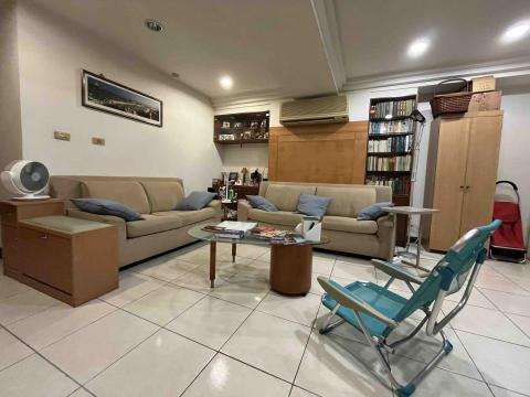 宋美慧 (Sophie SUNG)-英文學習 - 提供寬敞、明亮、舒適的個人工作室作為上課地點-客廳沙發區