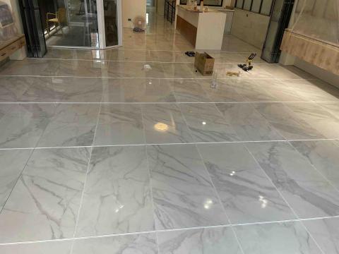 富川 - 美縫膠施作中(注入美縫膠)