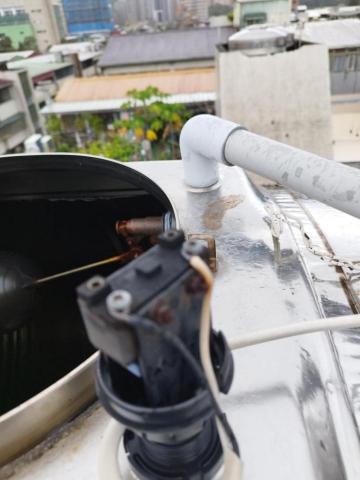 周昆興 - 水塔水位控制器修繕（前）