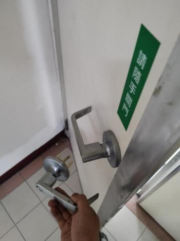 周昆興 - 防火門把垂脫修繕（中）