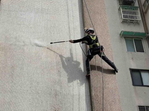 呂柏儀 - 高壓清洗