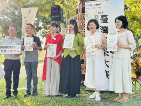 陳姿穎Valentina - 台灣鬥茶大賽榮獲多獎、我為圖中綠衣女子