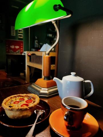 林虹君 - 在咖啡廳的簡單的用手機拍照修圖