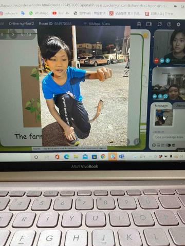 黃嘉琪 - 上課時小朋友嘗試用英文跟我分享釣魚的經歷