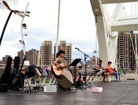 探吉者｜用音樂開創你生命的無限潛能 - 這是在街頭演出的實況照片花絮
照片裡的地點是在新月橋～