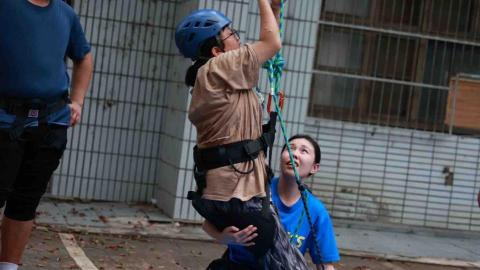 sunny 體驗教育 - 安置後少年自立訓練-運用攀樹作為體驗教育，讓少年瞭解為自己離開安置機構做自立生活的準備（我是藍色衣服）