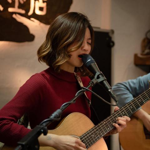 探吉者｜用音樂開創你生命的無限潛能 - 這是之前在女巫店舉辦個人全創作分享會的照片～