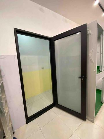 盛原金屬有限公司 - 寵物旅館-鐵件門框+玻璃門