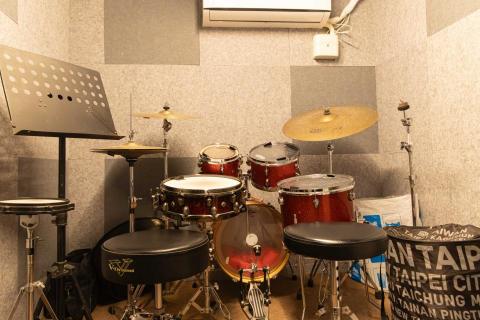 楔石吳偉正(吸隔音材料提供) - 角字號小酒館TCM PUB 聲學空間改造
主要營業項目包含現場音樂演唱、音樂教室、練團室等,需解決原有空間迴音問題,並需要同時兼具美觀功能。
使用KEYSTONE 聲學纖維吸音板 60X60cm 黏貼天花板及牆面降低聲音反射,有效降低迴音
總預算約25萬 楔石吳偉正(吸隔音材料提供) - 角字號小酒館TCM PUB 聲學空間改造
主要營業項目包含現場音樂演唱、音樂教室、練團室等,需解決原有空間迴音問題,並需要同時兼具美觀功能。
使用KEYSTONE 聲學纖維吸音板 60X60cm 黏貼天花板及牆面降低聲音反射,有效降低迴音
總預算約25萬