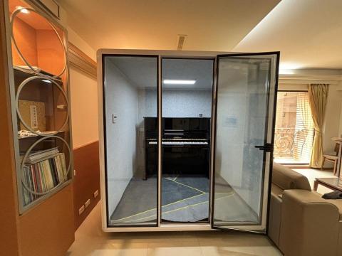 楔石吳偉正(吸隔音材料提供) - 室內隔音雙琴練習室
想要替愛女打造室內練小提琴隔音空間,所以首要最注重隔音效果,並希望能夠有大型尺寸的款式可以連同鋼琴一同搬入,且希望之後如果搬家也可以帶走,同時也想要有到府安裝的服務。
使用能夠有效隔絕30±5dB的 Soundproof 旗艦級靜音隔音艙XXL 寬200*深200*高220cm可以容納客戶鋼琴置入。
總預算約21萬6千 楔石吳偉正(吸隔音材料提供) - 室內隔音雙琴練習室
想要替愛女打造室內練小提琴隔音空間,所以首要最注重隔音效果,並希望能夠有大型尺寸的款式可以連同鋼琴一同搬入,且希望之後如果搬家也可以帶走,同時也想要有到府安裝的服務。
使用能夠有效隔絕30±5dB的 Soundproof 旗艦級靜音隔音艙XXL 寬200*深200*高220cm可以容納客戶鋼琴置入。
總預算約21萬6千