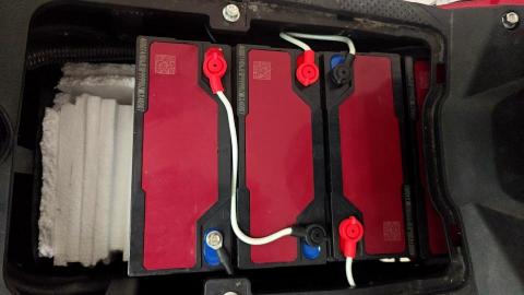 寶達電動車 - 電池更換安裝中