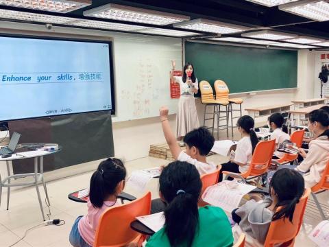 Fu Queenie - 在推廣劉毅老師的「完美英語三字經」與「美語三字經」的過程中，透過韻律鮮明、易於記憶的教材內容，成功激發學生對美語的興趣，並幫助他們掌握基本詞彙和句型。生動的引導與互動性教學不僅獲得家長與學生的一致好評，還有效奠定了學生扎實的語言基礎，為未來英語學習鋪路。

