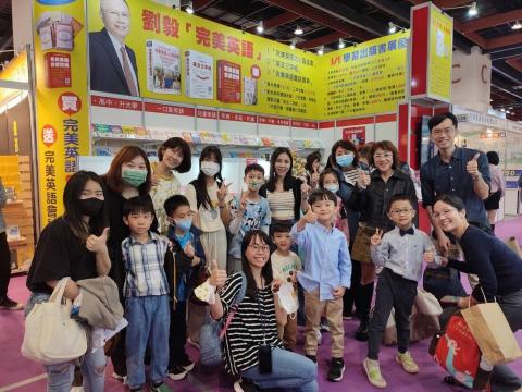 Fu Queenie - 三字經比賽 指導經驗
帶領學生參加由劉毅老師舉辦的「三字經」比賽，從備賽到現場指導，全面提升學生的英語發音和表達能力。透過鼓勵與實戰演練，激發學生的自信與團隊合作精神，使他們在舞台上展現最佳表現，並在競賽中取得亮眼成績。