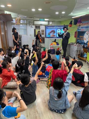 Fu Queenie - 節慶萬聖節 多媒體教學經驗
透過多媒體工具結合萬聖節主題活動，為學生打造豐富且充滿趣味的英語學習體驗。運用影片、音效和視覺素材，使學生深入了解節慶文化，同時強化聽說技能。創新的教學設計讓學生成為主動參與者，提升了學習興趣與理解效果，營造了沉浸式的語言學習環境。