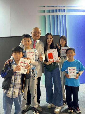 Fu Queenie - 三字經比賽 指導經驗
帶領學生參加由劉毅老師舉辦的「三字經」比賽，從備賽到現場指導，全面提升學生的英語發音和表達能力。透過鼓勵與實戰演練，激發學生的自信與團隊合作精神，使他們在舞台上展現最佳表現，並在競賽中取得亮眼成績。