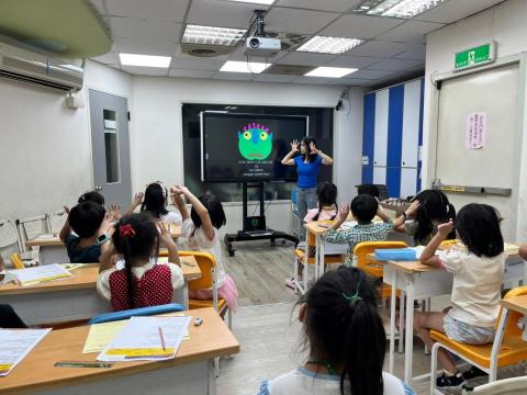 Fu Queenie - 節慶萬聖節 多媒體教學經驗
透過多媒體工具結合萬聖節主題活動，為學生打造豐富且充滿趣味的英語學習體驗。運用影片、音效和視覺素材，使學生深入了解節慶文化，同時強化聽說技能。創新的教學設計讓學生成為主動參與者，提升了學習興趣與理解效果，營造了沉浸式的語言學習環境。