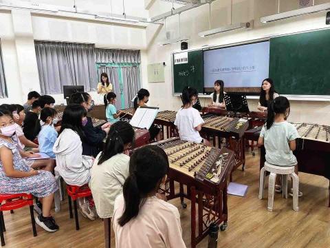 劉泑汝 - 於金門人才培訓營中 與學員分享習樂經歷，並一同演奏