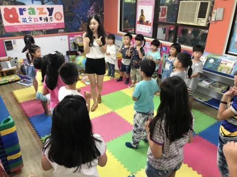 Fu Queenie - 全英故事繪本教學經驗
運用生動的全英故事繪本啟發學生的想像力和語言表達能力。透過故事情節與圖像相結合的教學方式，使學生輕鬆理解並吸收語言要點，同時增強他們的閱讀理解和聽說技巧。這種寓教於樂的方法不僅激發了學習熱情，更有效提升了學生的英語語感與自信。