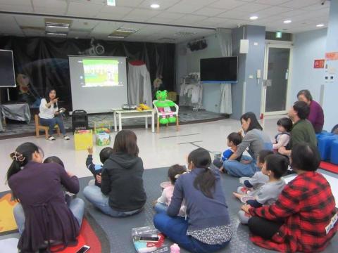 Fu Queenie - 大安親子館 繪本親子活動
在大安親子館策劃並主持繪本親子活動，運用生動的繪本故事，促進親子間的互動與情感交流。透過引導家長與孩子共同參與的英語學習體驗，營造出輕鬆愉快的學習氛圍，不僅激發了孩子們的學習興趣，也讓家長對英語學習的重要性有更深刻的體會。