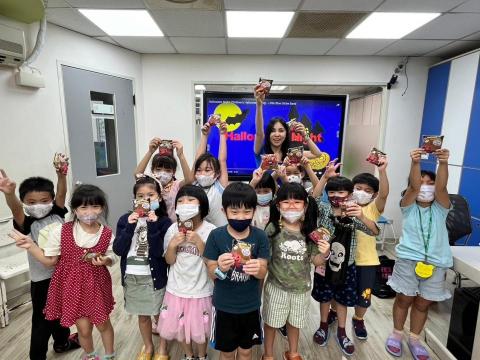 Fu Queenie - 節慶萬聖節 多媒體教學經驗
透過多媒體工具結合萬聖節主題活動，為學生打造豐富且充滿趣味的英語學習體驗。運用影片、音效和視覺素材，使學生深入了解節慶文化，同時強化聽說技能。創新的教學設計讓學生成為主動參與者，提升了學習興趣與理解效果，營造了沉浸式的語言學習環境。