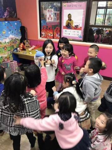 Fu Queenie - 全英故事繪本教學經驗
運用生動的全英故事繪本啟發學生的想像力和語言表達能力。透過故事情節與圖像相結合的教學方式，使學生輕鬆理解並吸收語言要點，同時增強他們的閱讀理解和聽說技巧。這種寓教於樂的方法不僅激發了學習熱情，更有效提升了學生的英語語感與自信。