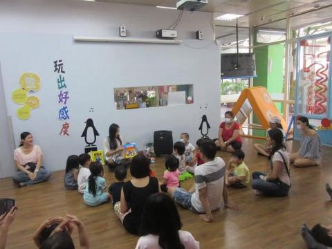 Fu Queenie - 大安親子館 繪本親子活動
在大安親子館策劃並主持繪本親子活動，運用生動的繪本故事，促進親子間的互動與情感交流。透過引導家長與孩子共同參與的英語學習體驗，營造出輕鬆愉快的學習氛圍，不僅激發了孩子們的學習興趣，也讓家長對英語學習的重要性有更深刻的體會。