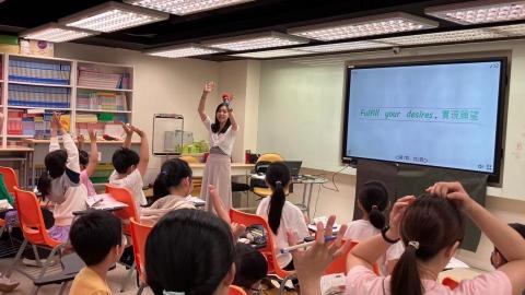 Fu Queenie - 在推廣劉毅老師的「完美英語三字經」與「美語三字經」的過程中，透過韻律鮮明、易於記憶的教材內容，成功激發學生對美語的興趣，並幫助他們掌握基本詞彙和句型。生動的引導與互動性教學不僅獲得家長與學生的一致好評，還有效奠定了學生扎實的語言基礎，為未來英語學習鋪路。