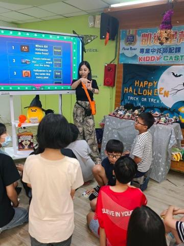 Fu Queenie - 節慶萬聖節 多媒體教學經驗
透過多媒體工具結合萬聖節主題活動，為學生打造豐富且充滿趣味的英語學習體驗。運用影片、音效和視覺素材，使學生深入了解節慶文化，同時強化聽說技能。創新的教學設計讓學生成為主動參與者，提升了學習興趣與理解效果，營造了沉浸式的語言學習環境。