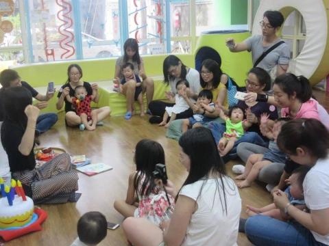 Fu Queenie - 大安親子館 繪本親子活動
在大安親子館策劃並主持繪本親子活動，運用生動的繪本故事，促進親子間的互動與情感交流。透過引導家長與孩子共同參與的英語學習體驗，營造出輕鬆愉快的學習氛圍，不僅激發了孩子們的學習興趣，也讓家長對英語學習的重要性有更深刻的體會。