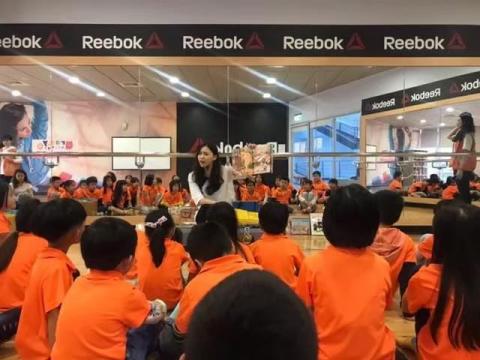 Fu Queenie - 板橋運動中心繪本營隊 教學經驗
於板橋運動中心舉辦的繪本營隊中，通過精選全英故事繪本，創造沉浸式的學習體驗，帶領孩子探索英語的趣味與奧妙。透過繪本中的情境和互動式活動，培養學生的閱讀理解能力與口語表達，讓孩子們在愉快的氛圍中自然地習得英語，激發他們的學習熱忱。