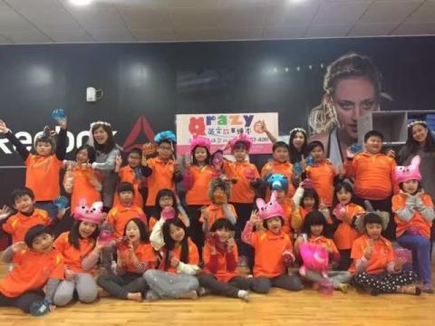 Fu Queenie - 板橋運動中心繪本營隊 教學經驗
於板橋運動中心舉辦的繪本營隊中，通過精選全英故事繪本，創造沉浸式的學習體驗，帶領孩子探索英語的趣味與奧妙。透過繪本中的情境和互動式活動，培養學生的閱讀理解能力與口語表達，讓孩子們在愉快的氛圍中自然地習得英語，激發他們的學習熱忱。