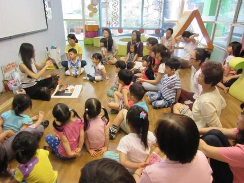 Fu Queenie - 大安親子館 繪本親子活動
在大安親子館策劃並主持繪本親子活動，運用生動的繪本故事，促進親子間的互動與情感交流。透過引導家長與孩子共同參與的英語學習體驗，營造出輕鬆愉快的學習氛圍，不僅激發了孩子們的學習興趣，也讓家長對英語學習的重要性有更深刻的體會。