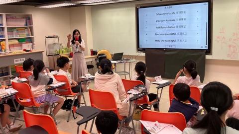 Fu Queenie - 在推廣劉毅老師的「完美英語三字經」與「美語三字經」的過程中，透過韻律鮮明、易於記憶的教材內容，成功激發學生對美語的興趣，並幫助他們掌握基本詞彙和句型。生動的引導與互動性教學不僅獲得家長與學生的一致好評，還有效奠定了學生扎實的語言基礎，為未來英語學習鋪路。