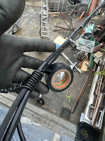 迅電資訊工坊 - 電火布包起來就沒人看到 何況是在角落更不起眼
但我還是有我的原則?
線整齊，心則不整