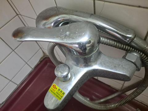 Shr-Rung  Lin 阿鎔 - 水龍頭清潔前