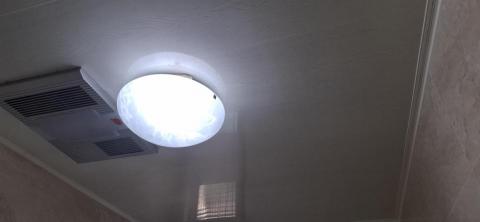 Shr-Rung  Lin 阿鎔 - 浴廁天花板清潔後