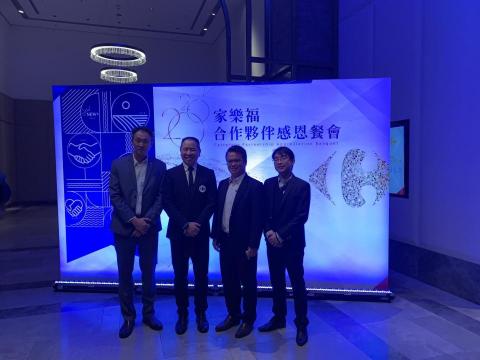 Justin Lee - 參加客戶年度大會 與其總經理合照