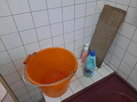 Shr-Rung  Lin 阿鎔 - 浴室角落清潔前